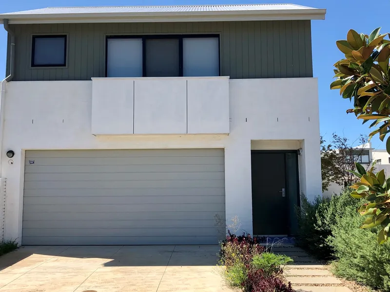 - MODERN STUDIO APARTMENT LOCATED IN DESIRABLE LOCATION -