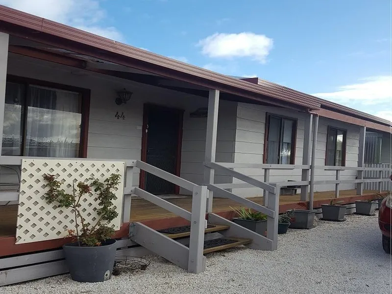 4 bedroom weatherboard house