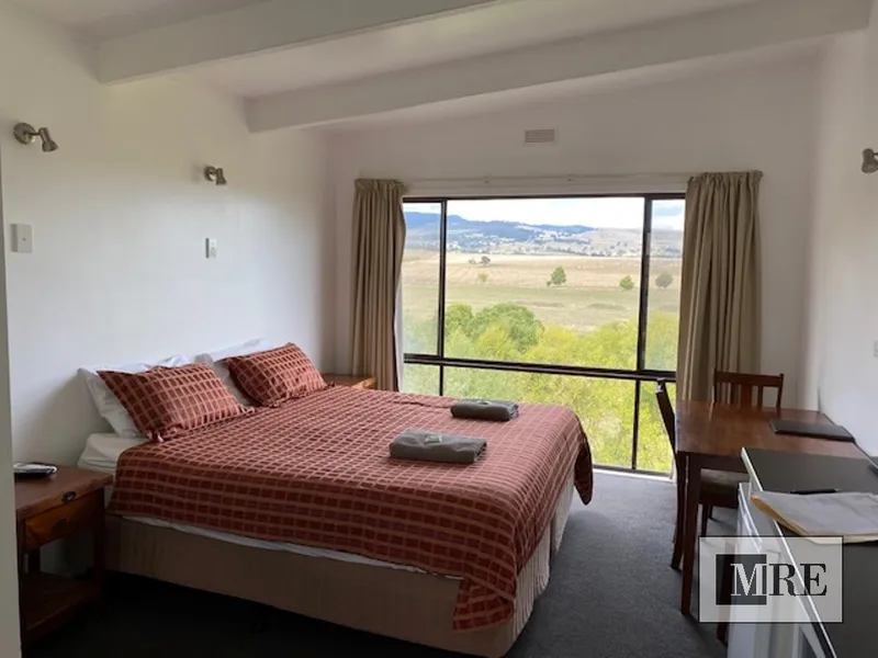 Timbertop Studio Apartment with Stunning Mountain and Rural views