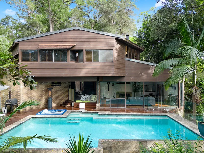 Architectural Excellence in Convenient Leafy Locale
