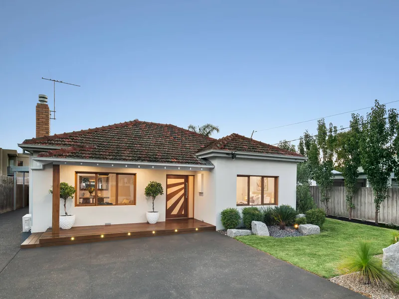 Entertainer’s Dream In Prime Bayside Locale!