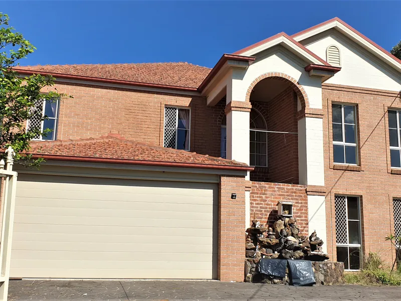 Exceptionally large house. with 5 bedrooms. Walk to Train Station, Westpoint and Schools.