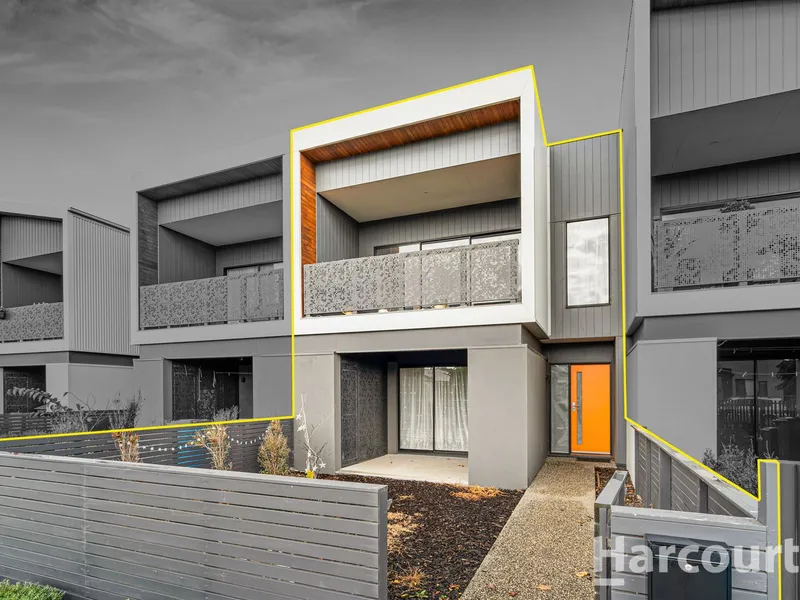 Contemporary Living In East!!