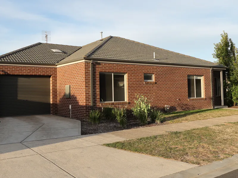 3 Bedroom Unit in Fantastic Location in Woodend!