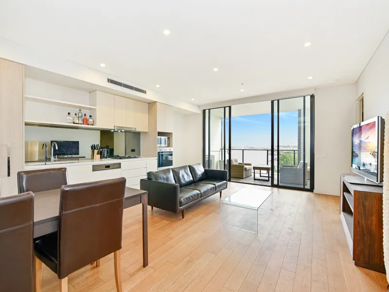 Modern apartment walk to Mascot CBD and Station