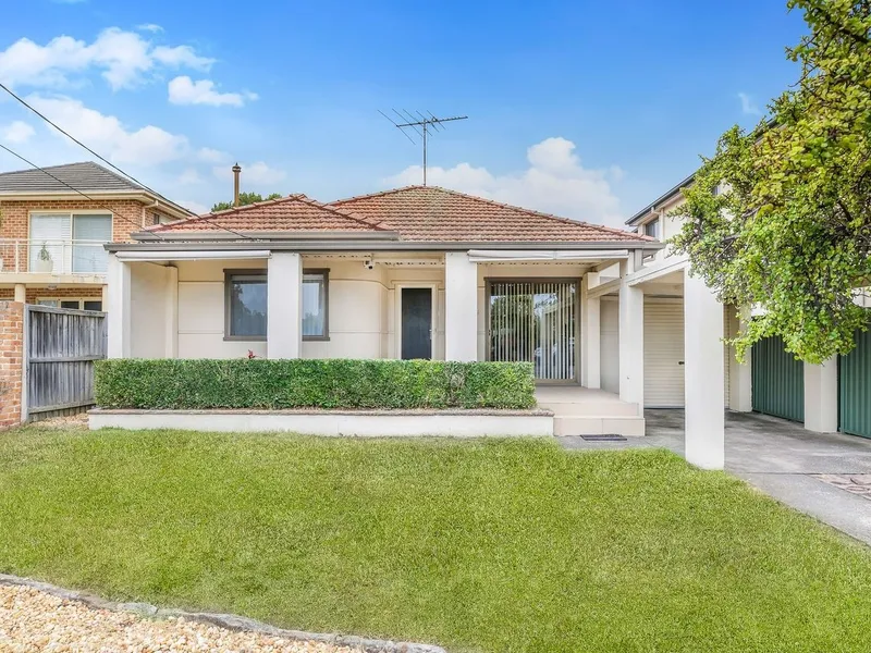Stylish Character in sought-after waterside locale