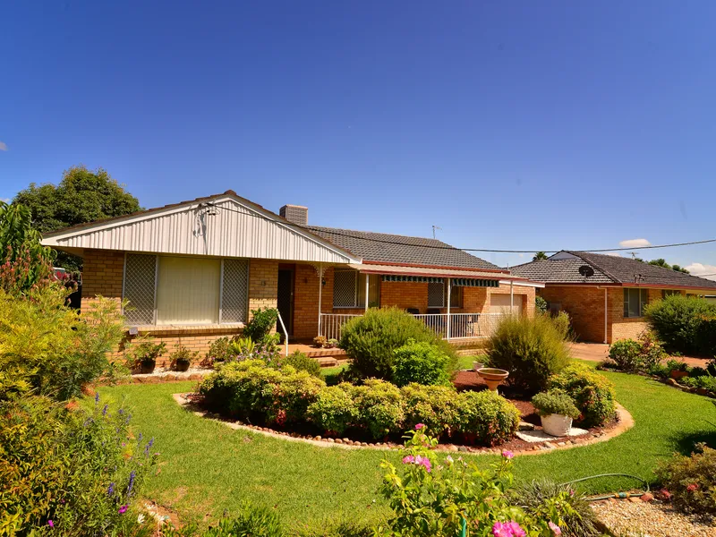 Tidy Home with Gorgeous Gardens
