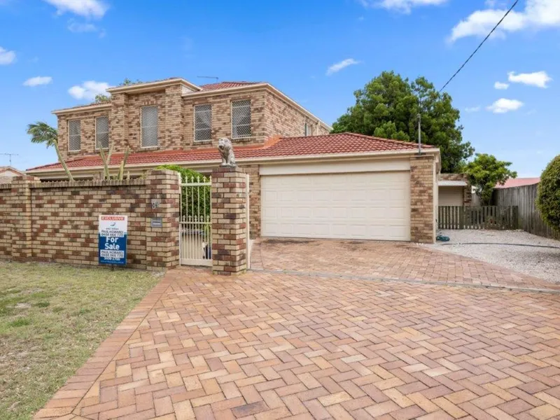 SPACIOUS FAMILY HOME BY THE SEA