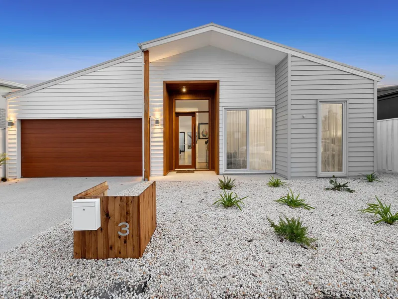 BEAUTIFULLY DESIGNED AND UTTERLY FAULTLESS FAMILY HOME!!