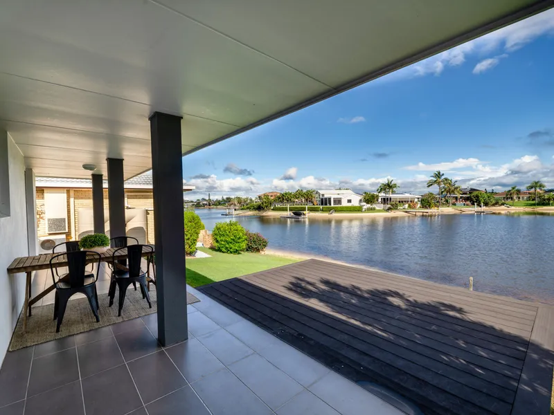 PICTURESQUE WATERFRONT LIVING