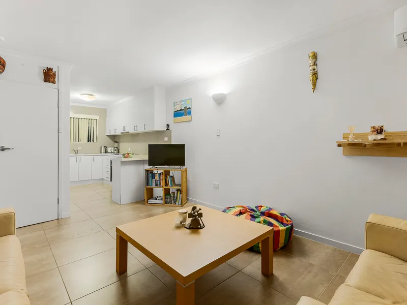 WALK TO THE BEACH AND G -LINK LIGHT RAIL - IMMACULATE GROUND FLOOR UNIT
