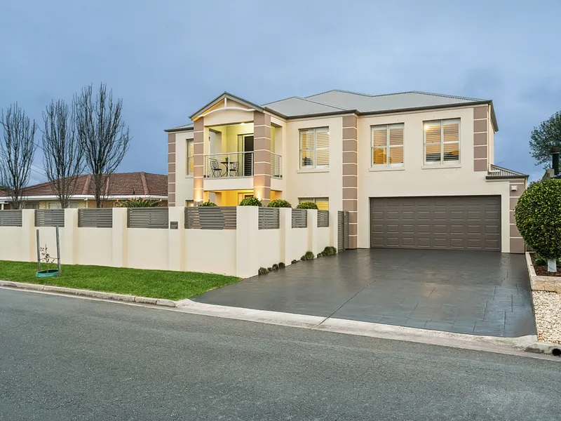 IMMACULATE FAMILY ENTERTAINER IN THE HEART OF WEST BEACH