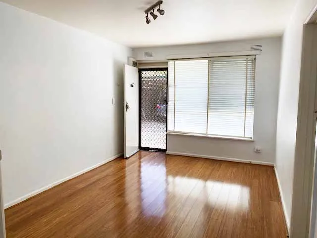 COMFORTABLE SIZE 1 BEDROOM UNIT