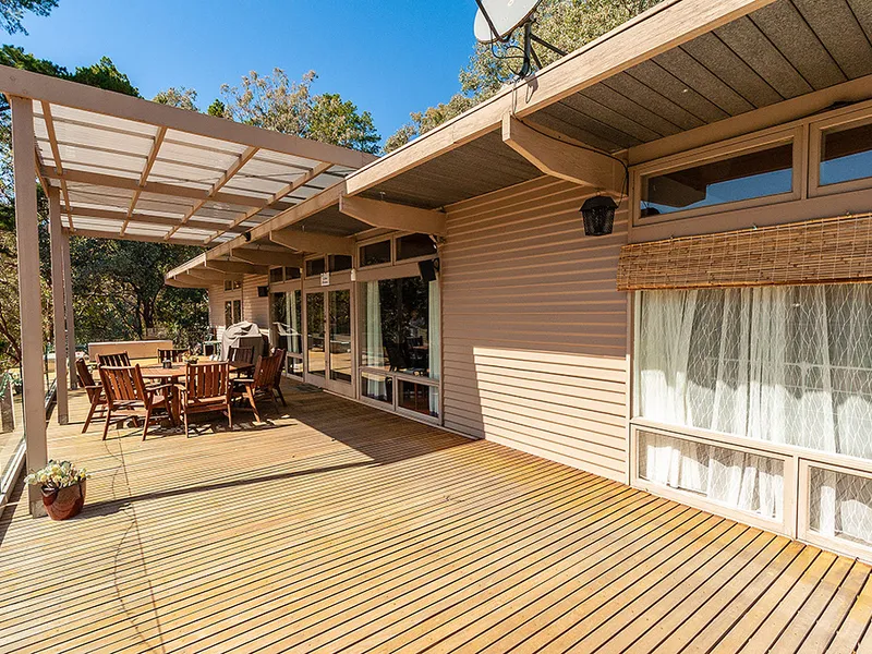 'Lakeside Jewel'  - Immaculate Home Set Right Upon The Lake