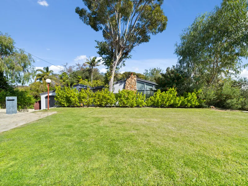 Secluded tropical retreat in South Duncraig!