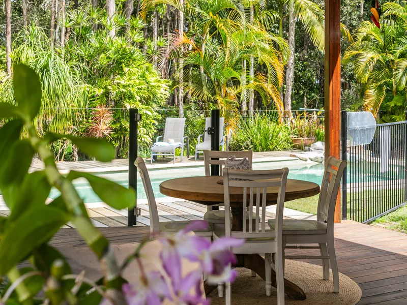 Acreage Entertainer: Private, Leafy, Lovely!