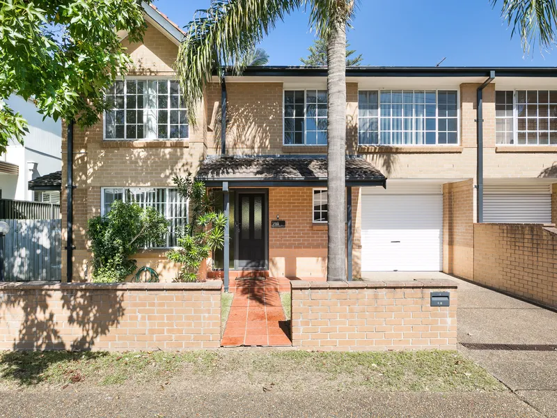 Fully Renovated Townhouse | Beachside Location