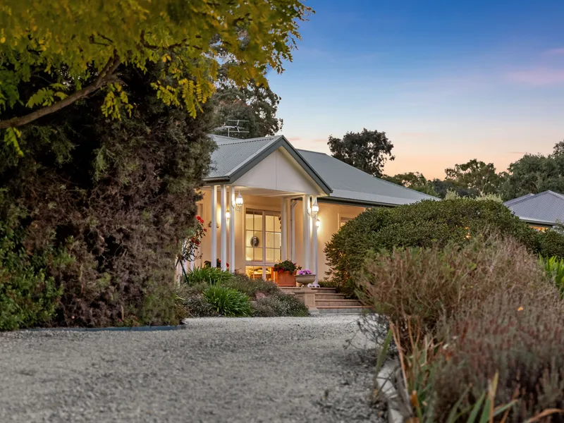 A ranch-style residence with panoramic views set on a picturesque 3033m2 parcel of land.