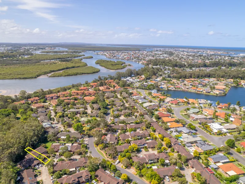 RIVERFRONT COMPLEX - 3 TROPICAL POOLS, 3 BBQ AREAS AND TENNIS COURT - PARTLY RENOVATED 3 BED TOWNHOUSE - 2 AIR CONDS