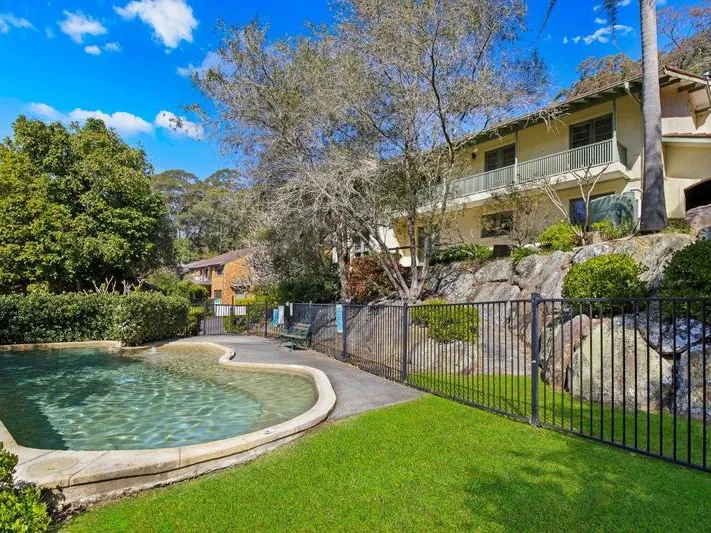 Well-Presented Two-Bedroom Unit: Best of Indoor/Outdoor Living options