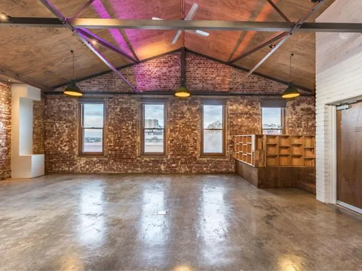 EXPANSIVE WAREHOUSE APARTMENT OVER HALF A LEVEL!