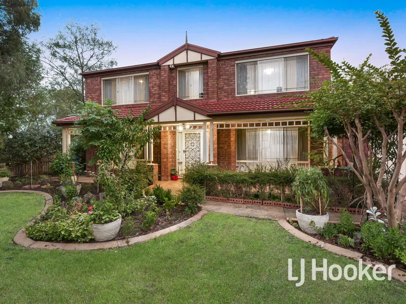 Huge and Spacious Entertainer In Quiet And Convenient Court Location in Cranbourne West!