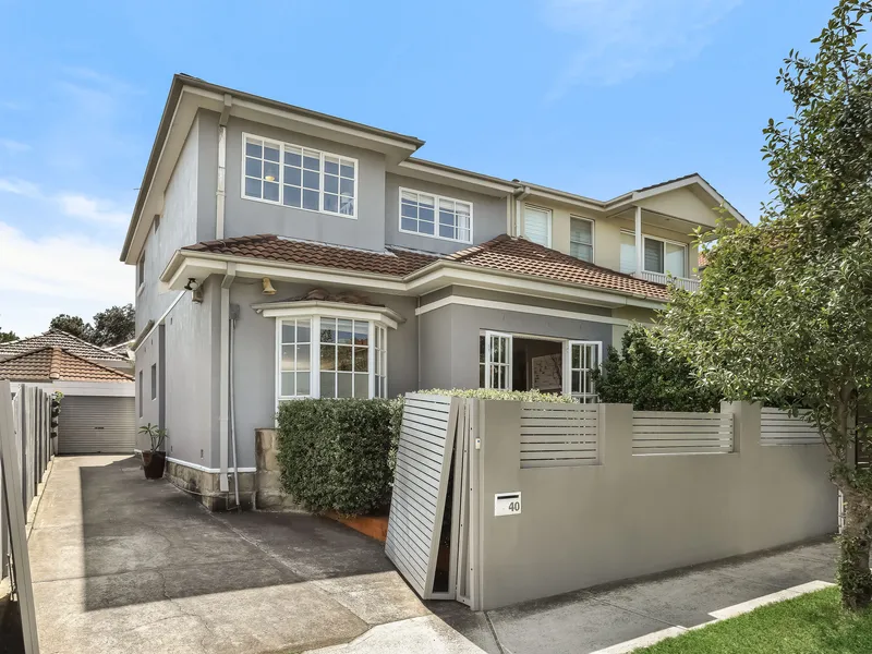 Stylish Family Beach House With North Facing Garden