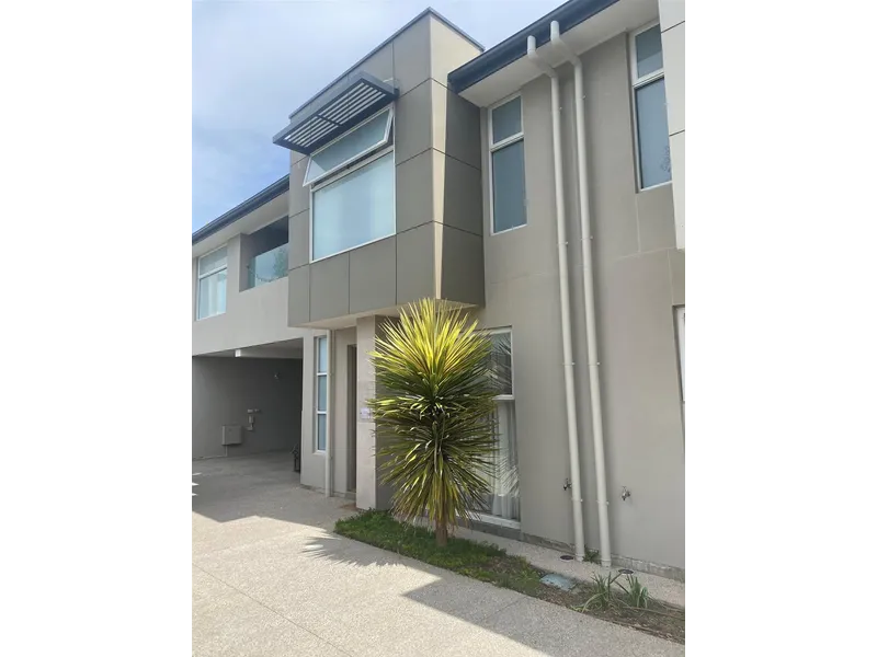 Stylish Townhouse Living In Highly Desirable Location Positioned Perfectly Between the City & Sea!