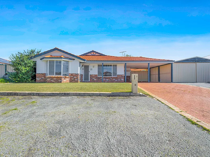 Family home on a fantastic 816sq meter block! shed and extra parking!