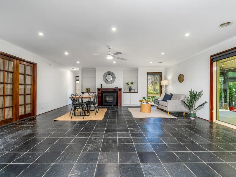 Huge family home and ground level !!!