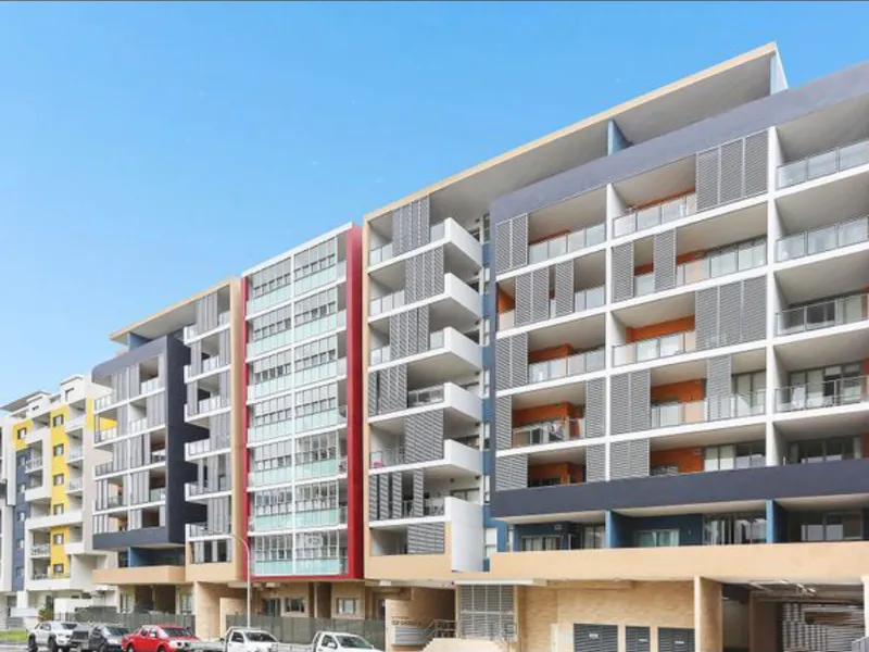 Extra Large & Near New 3 Bedroom Apartment plus study room with 2 balconies!