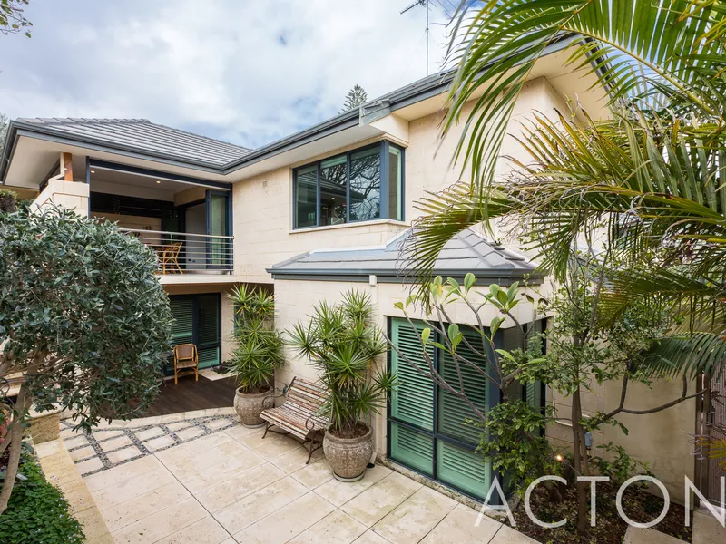 BESPOKE BEACH HOUSE IN DRESS CIRCLE LOCATION