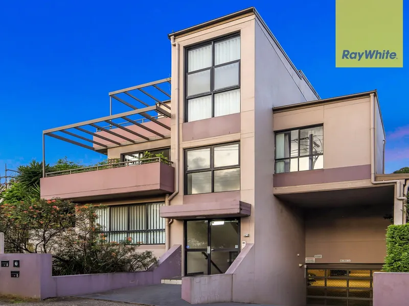 TOP FLOOR APARTMENT WITH CBD VIEWS!