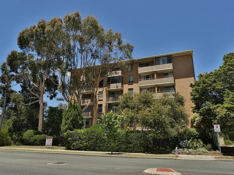 GROUND FLOOR RECENTLY RENOVATED APARTMENT