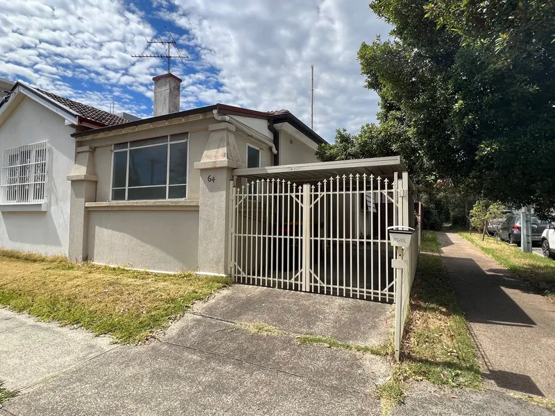 Renovated Semi-House in an ultra-convenient location