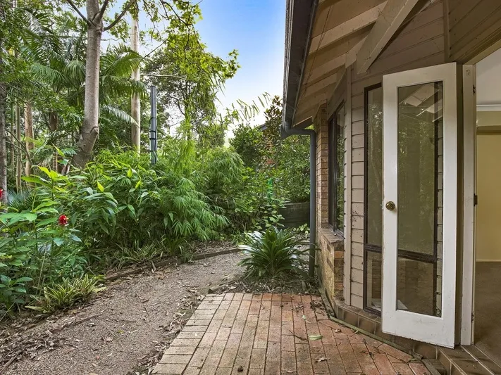 A feel good modern home in quiet and convenient location