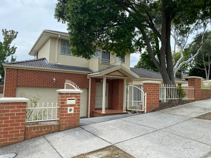 COMFORTABLE FAMILY HOME - WALKING DISTANCE TO MT WAVERLEY SECONDARY COLLEGE