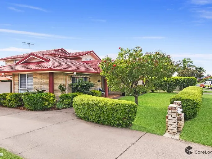 Canal Access - Family home!