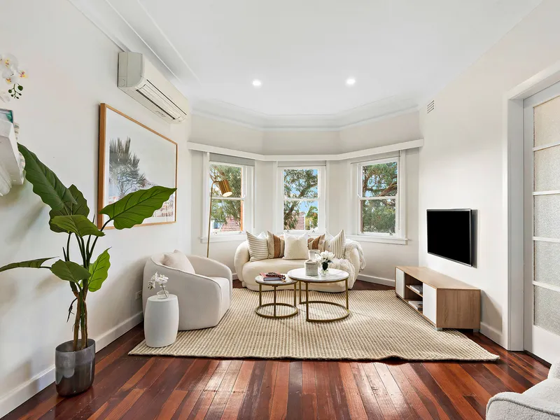 Elegant and spacious upper duplex in lifestyle setting