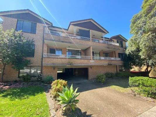 LARGE UNIT MINUTES FROM SHOPS AND STATION