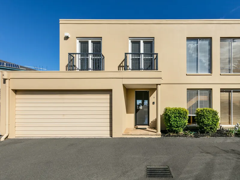 Superbly Elevated Rear Townhouse!