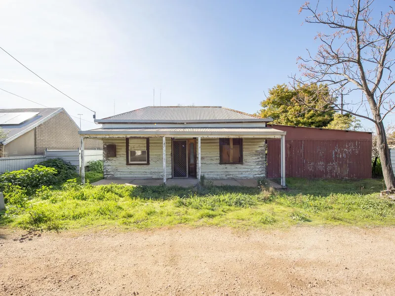 Renovators Delight on a Corner Allotment