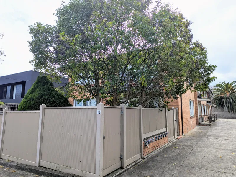 Spacious Light Ground Floor Apartment with Courtyard