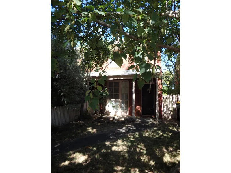 CENTRAL FURNISHED TOWNHOUSE: $360 pw