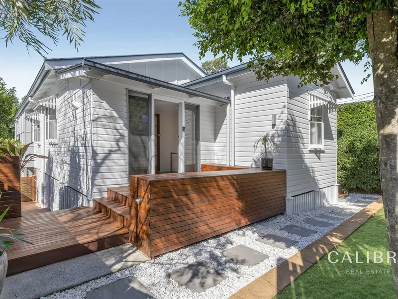 Spacious Queenslander with dual living / home business possibilities