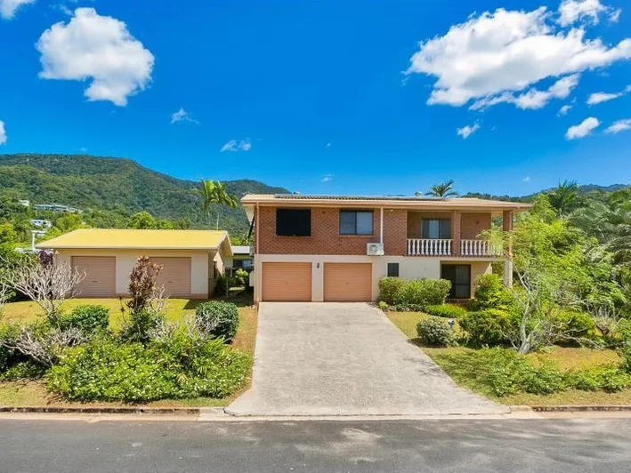 Large Family Home - Two Bay Shed - Fantastic Location