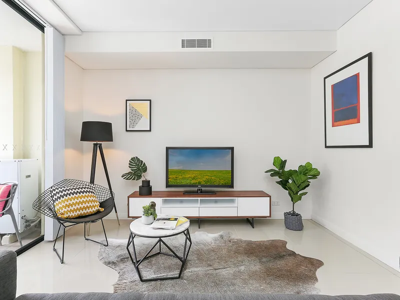 Vacant positioned ready to move in!!