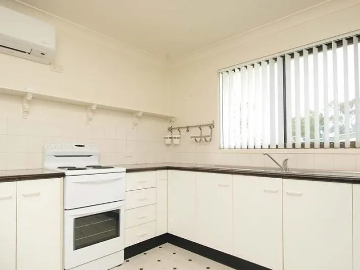 GREAT SIZED GRANNY FLAT