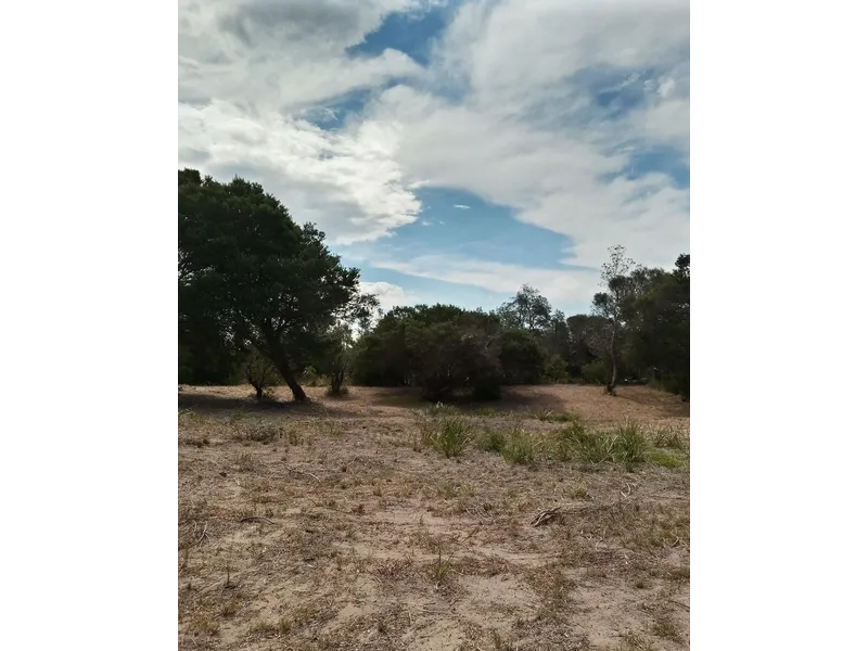 ONLY A COUPLE OF MINUTES STROLL TO THE FAMOUS NINETY MILE BEACH
