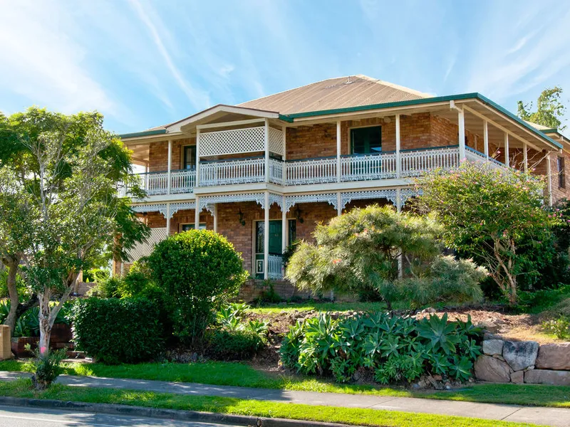 BEAUTIFUL HOME WITH QUEENSLANDER STYLE BALCONY!